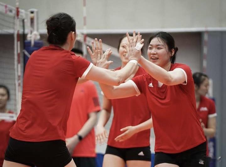 上海女排与山东女排的对决，可以说是目前排超联赛中最能展现人才厚度的比赛。王奥芊、