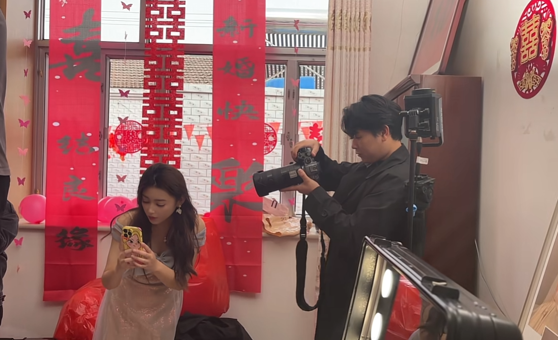突然提示内存不足，摄影师选了好久，然后把新娘和新郎的照片删了一大半