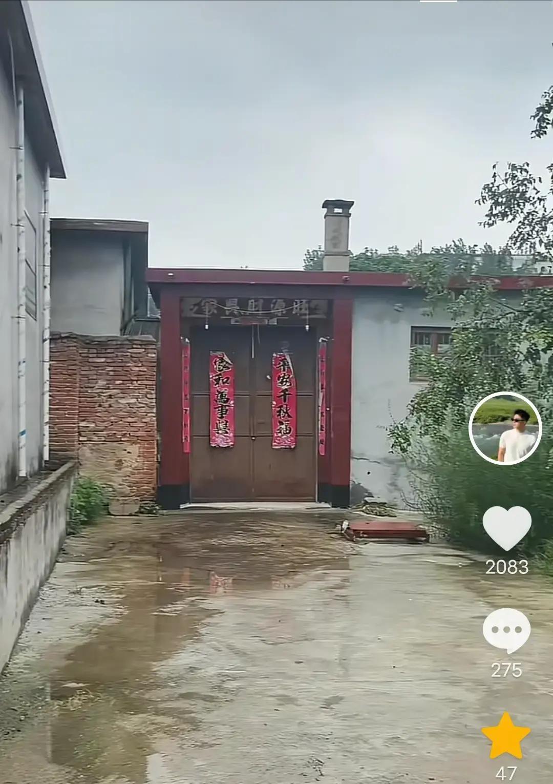 网友实地考察曹阳阳老家发现了蹊跷，原来曹阳阳家是偏门，她家房子是靠着别人家主房盖