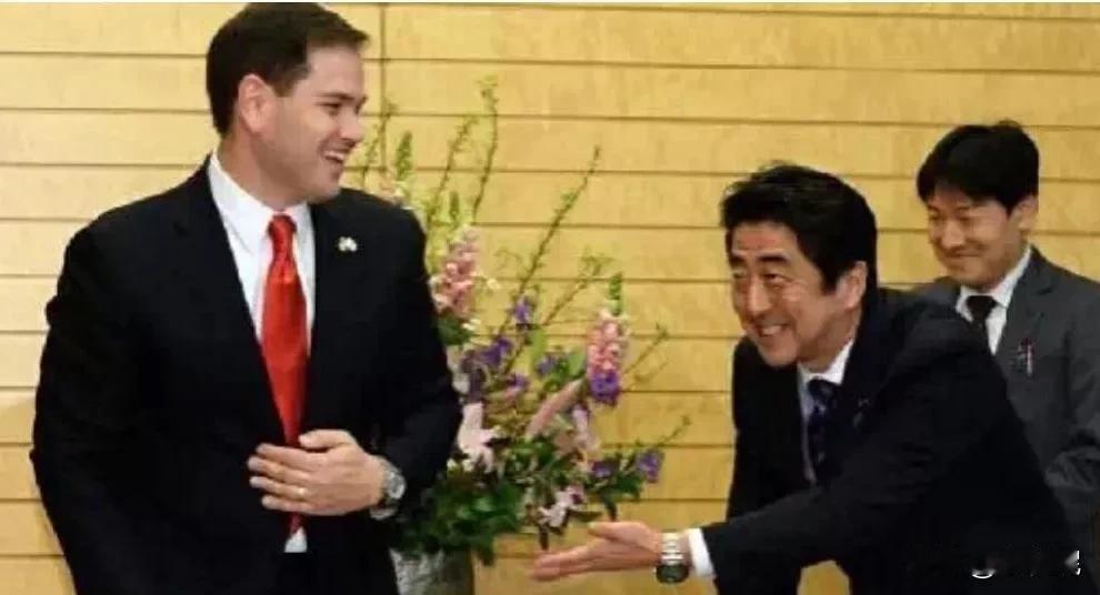 一个是首相，另一个，只是参议员！虽说上国使臣，不跪下邦之主！但也没