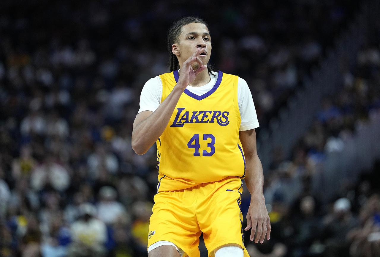 NBA夏季联赛半决赛打响，湖人对阵勇士。湖人状态火热，前四场比赛取得全胜，也是