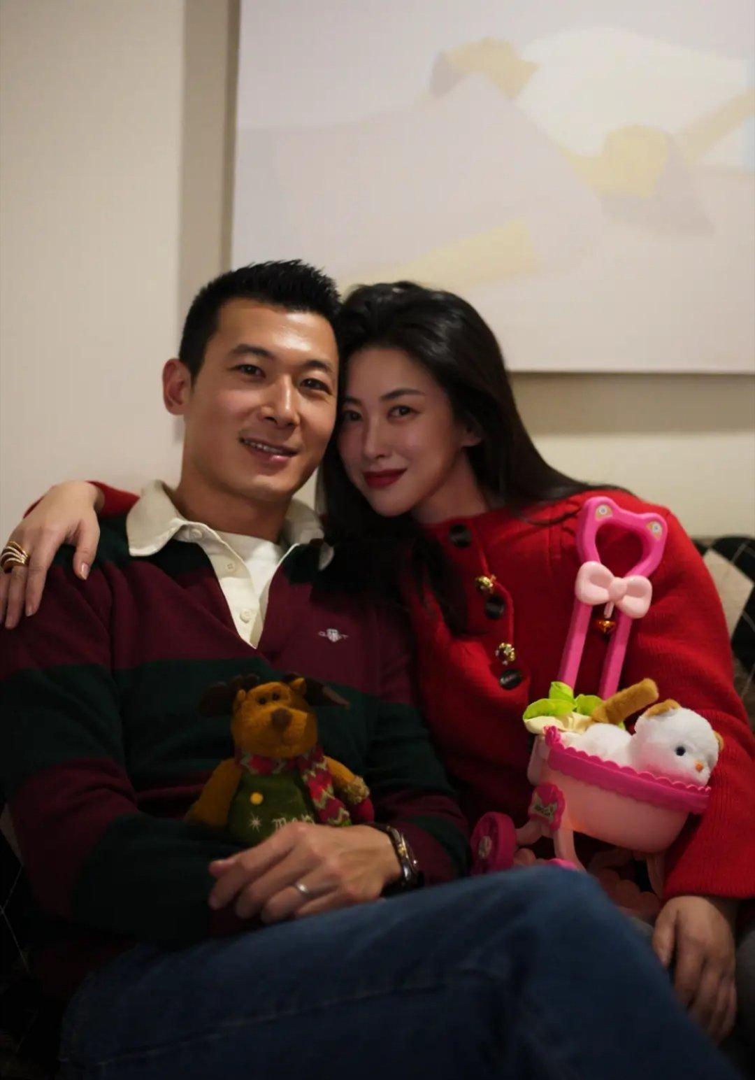 朱珠晒出圣诞美照，她与老公贴脸相拥超甜蜜，4岁女儿俏皮可爱，模样酷似妈妈，画面温