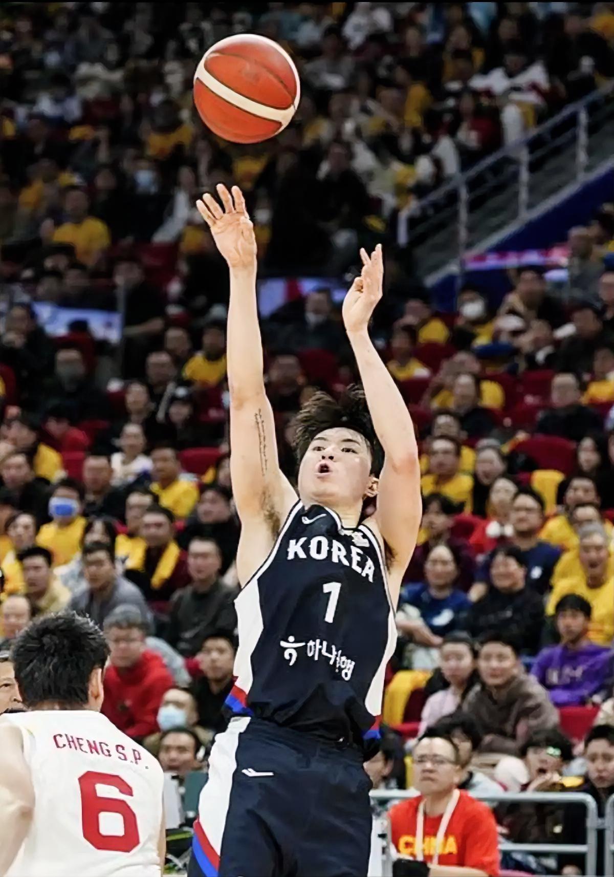 9记三分杀穿防线！中国男篮世预赛首战遭韩国逆转，李贤重狂轰33分+9记三