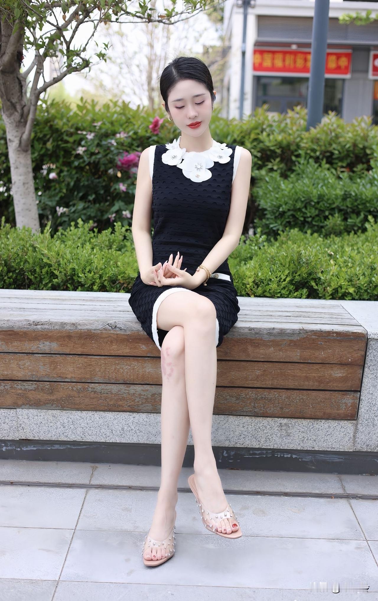 优雅黑裙搭配白色花边，都市女孩的清新时尚