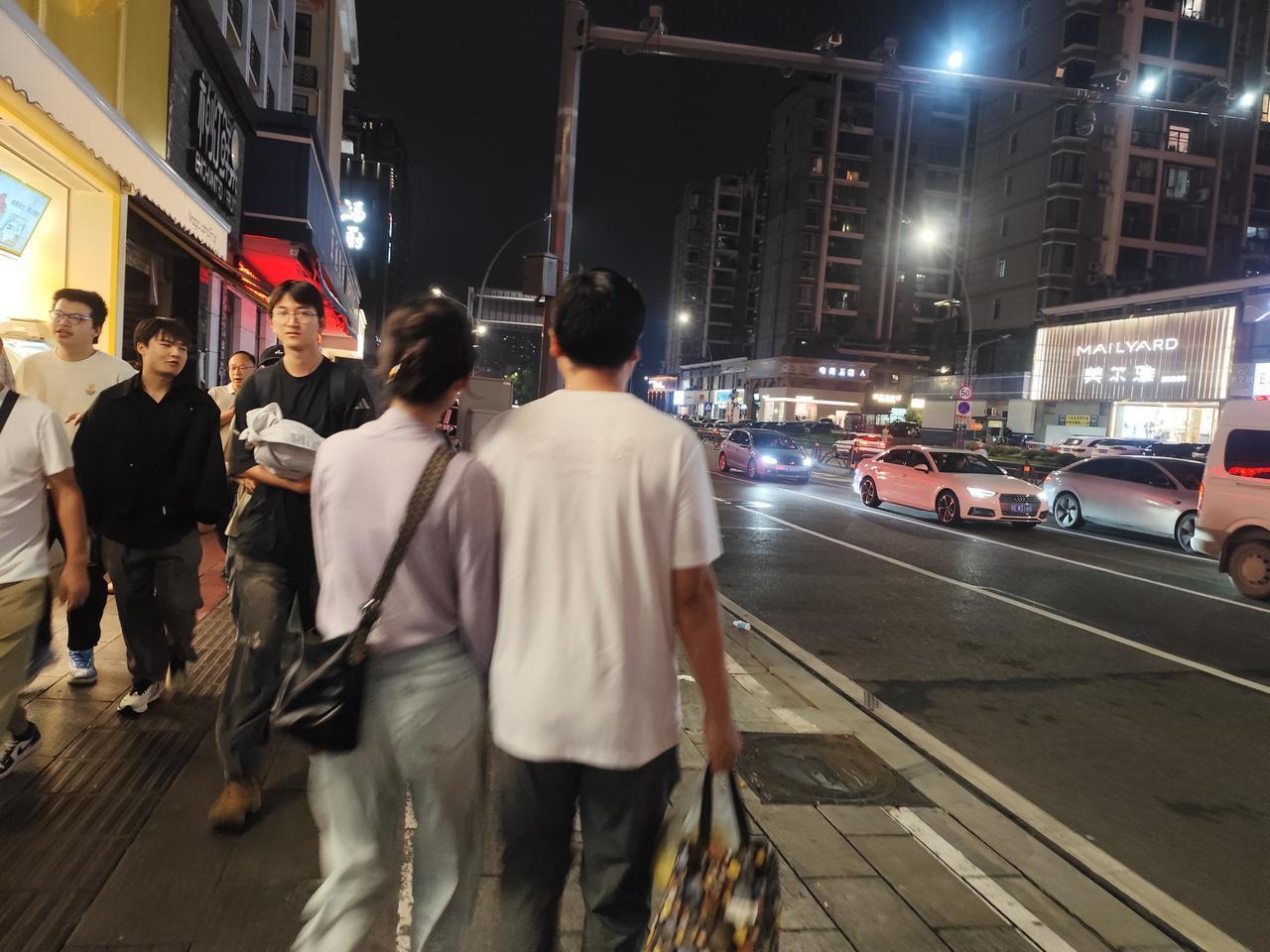 女生天生心理上，自我安全感和生存意识强烈，有耐心，凡预事坏处考虑的多，心细留有余