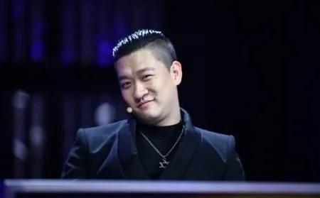 2017年，曹云金在一档综艺节目上，竟然当着所有人的面嘴贱嘲讽主持人：“跪下来叫