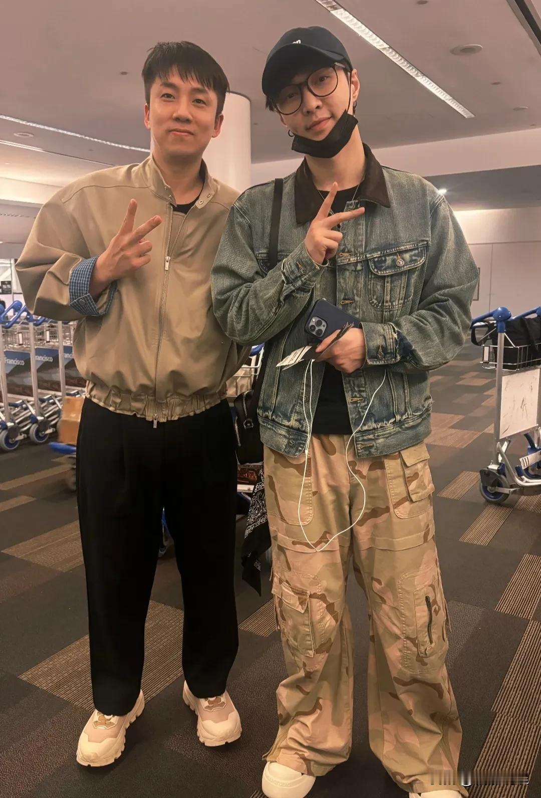 张艺兴现身旧金山机场，生图确实如网友口中所说的，又高又帅！戴着棒球帽的他，被网