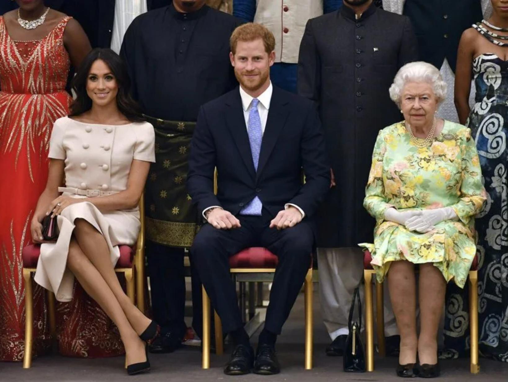 英女王生前担忧私下谈话被录音，还曾出资为安德鲁摆平性侵官司海外新鲜事英国已故女