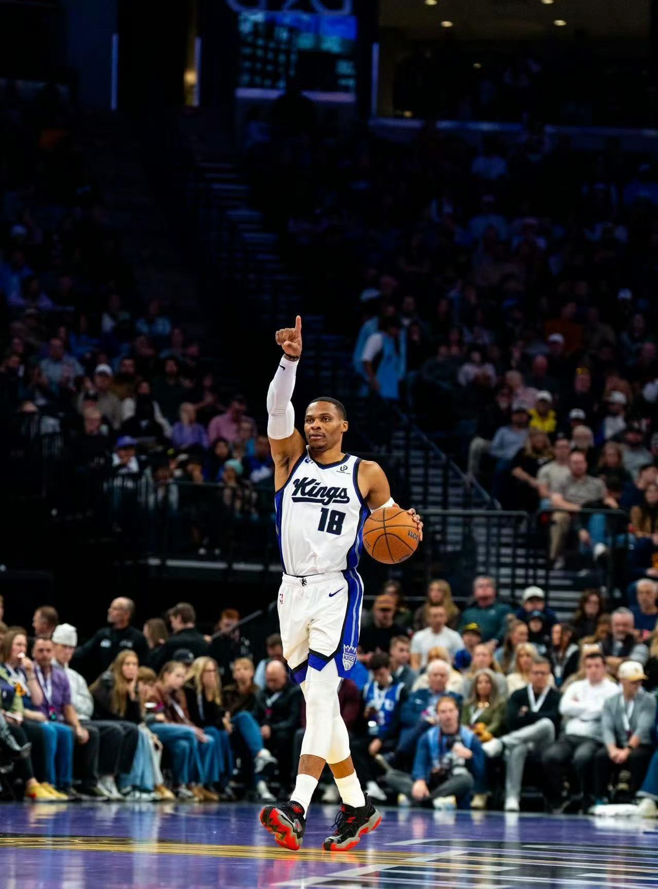 孤胆悲情英雄，拿着300万底薪的威少再次拿到了三双数据!在今天国王与爵士的比赛