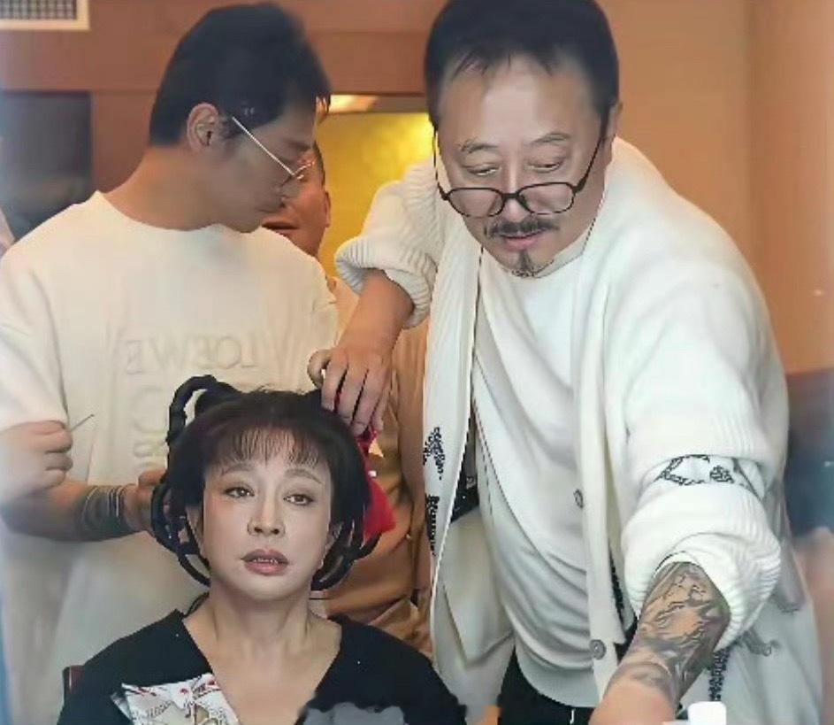 75岁的刘晓庆又演少女了，为了拍短剧她也是拼了