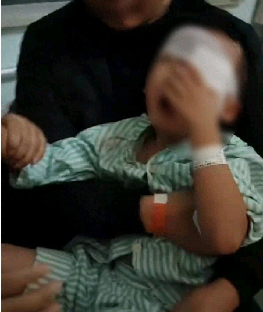 江西瑞昌这起“男孩在幼儿园被误伤左眼”事件太闹心了。2024年11月18日，5岁