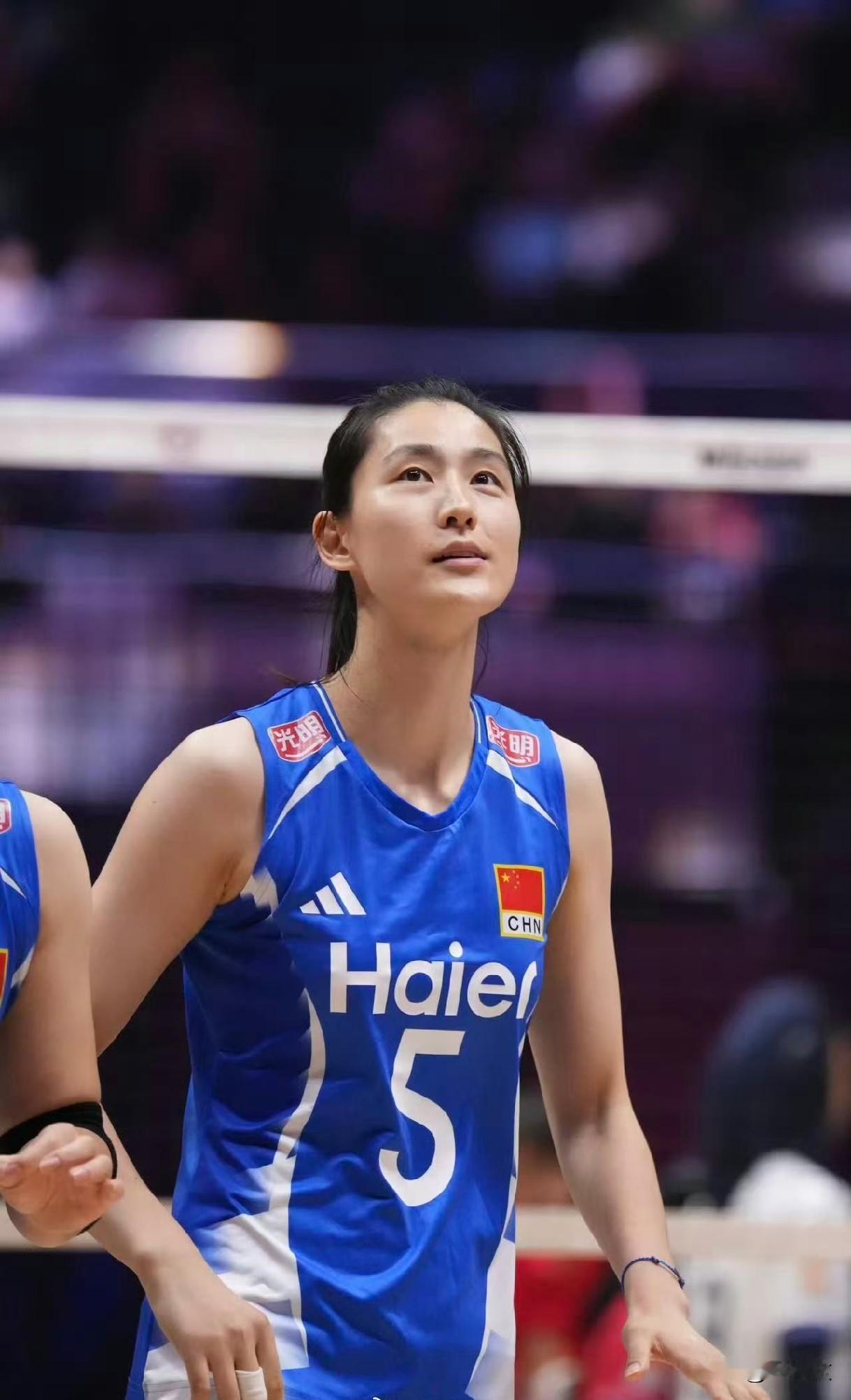 惊心动魄！中国女排差点阴沟里翻船，对阵伊朗女排第2局最后关头连续失误，被伊朗女排