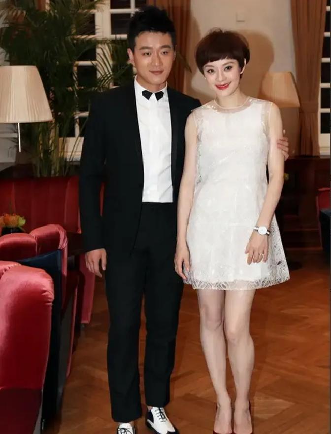 2011年，邓超和孙俪大婚当天，佟大为在婚礼现场喝得酩酊大醉，邓超不解，就过来问他：“兄弟，我结婚，