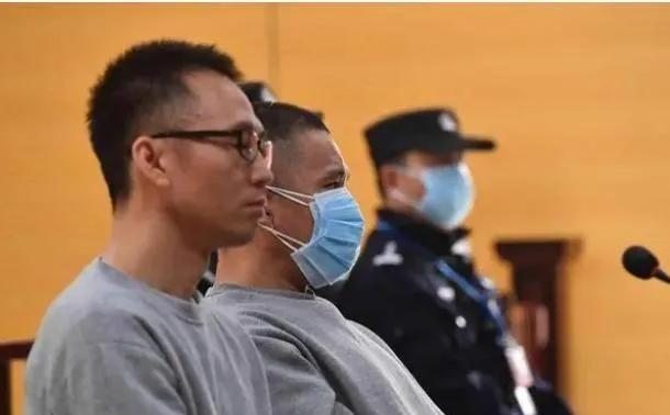 1995年，广东男子陈恂敏杀死银行运钞员，抢劫了1500万元现金，躲到云南当上了