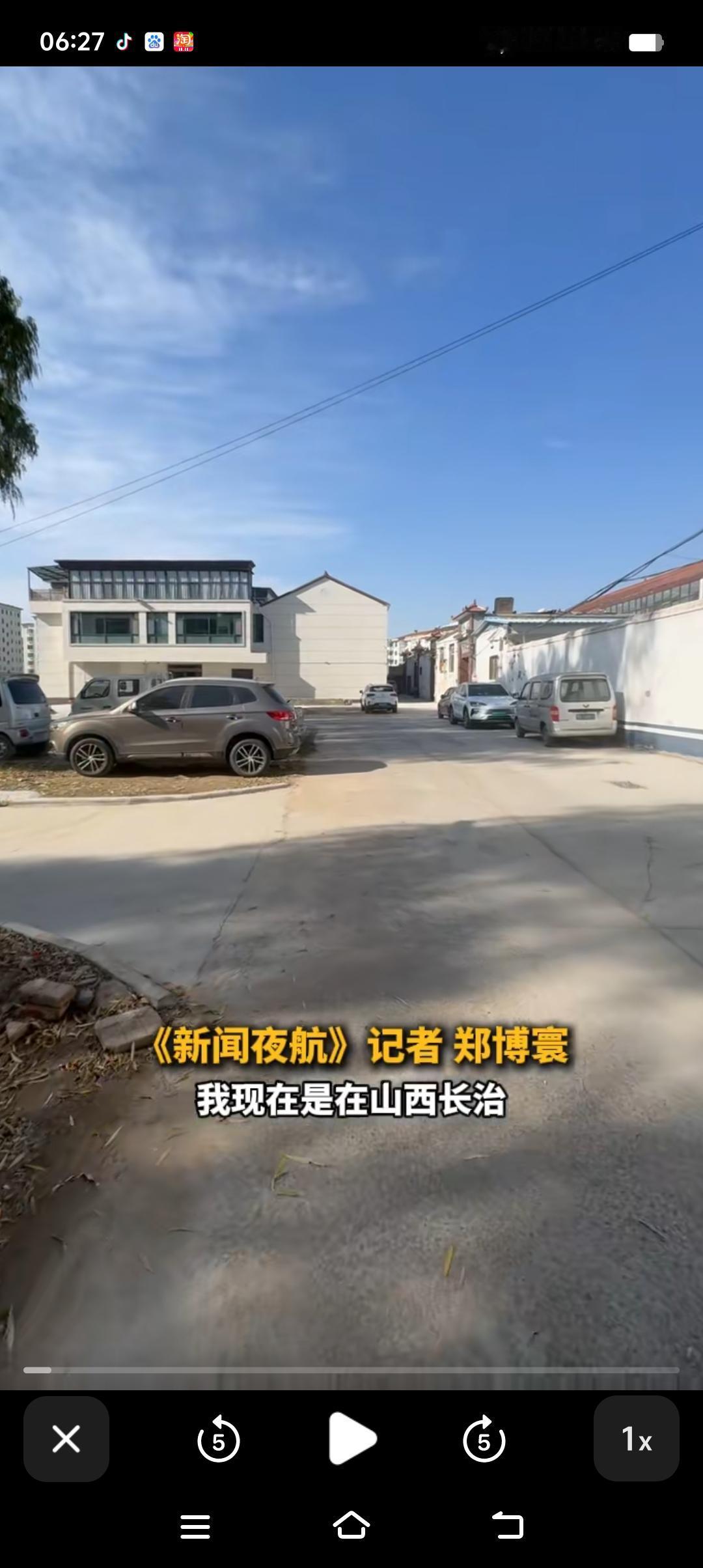 四块空心砖上面盖着块石棉网，紧挨着一棵大树不仅能拴狗，更主要的是正好利用它成了狗