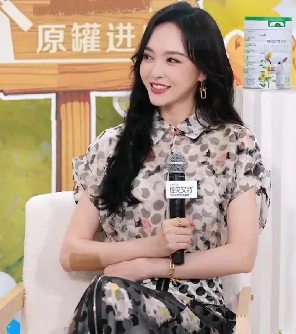唐嫣活动造型好绝！印花长裙优雅大气，波浪卷发搭配精致金饰，明艳又贵气，状态好到