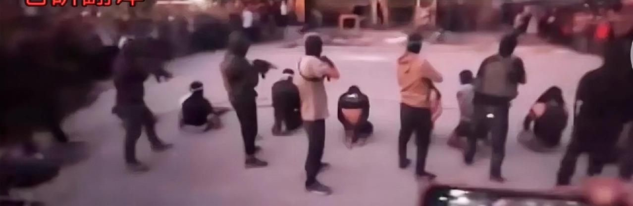 哈马斯还乡团在加沙街头处决可以以通敌罪处决任何人，特朗普还支持他们！他们蒙着面，