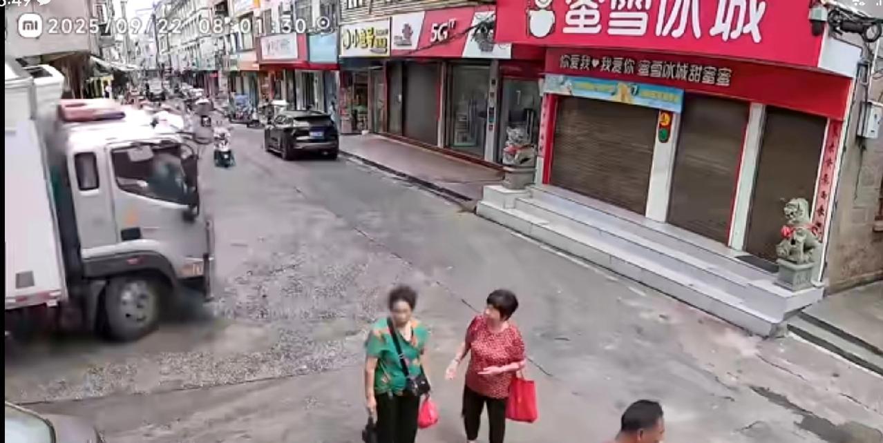 9月22日上午8时，福建福州连江县苔菉镇，镇上似乎很清闲。在一丁字路口，临街的商