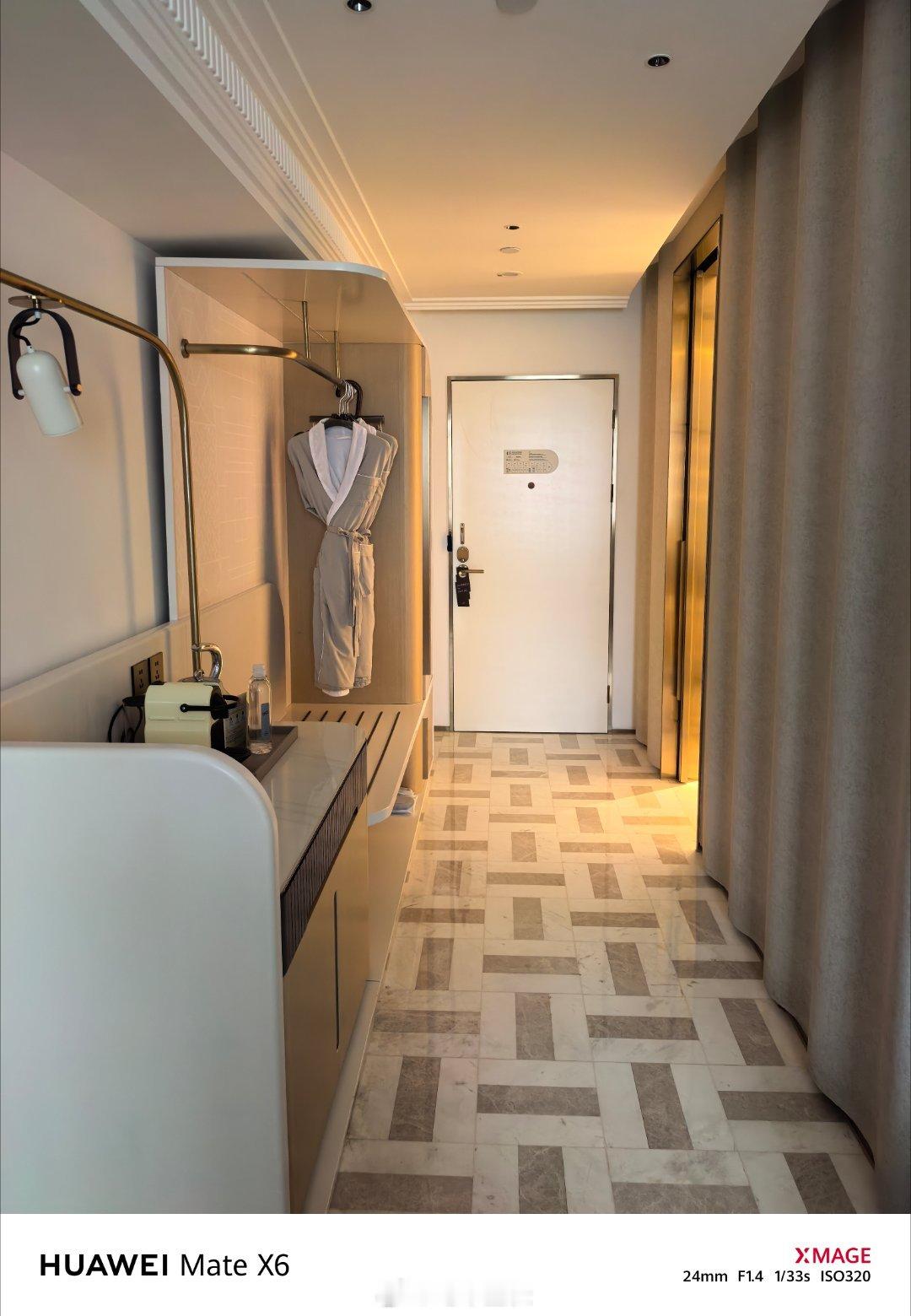 来上海拍摄,住了一家蛮有设计感服务也不错的酒店。整个法式的设计风格,房间内没有任