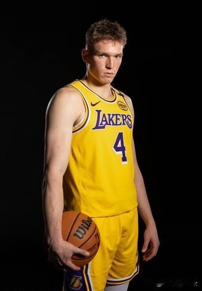 湖人交易新动态！据ESPN模拟交易方案，湖人可能送出17号秀克内克特+2032年