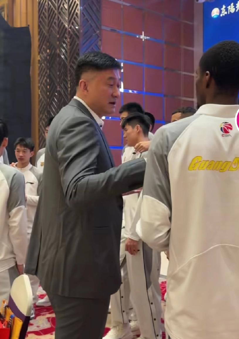 杜锋跟外援聊天暴露细节，萨姆纳是老大，外援管理要提升人文关怀现在还有球迷提