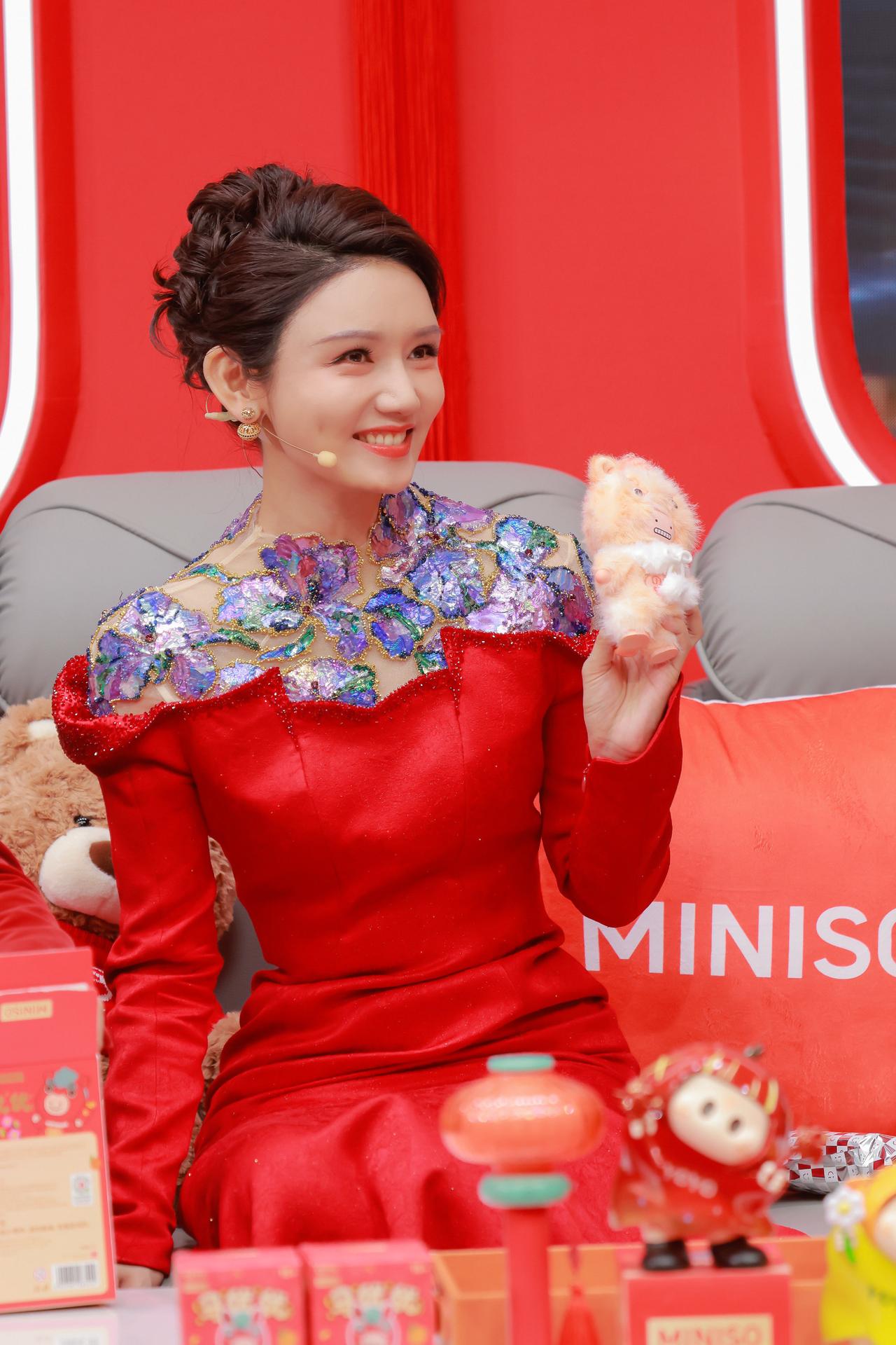 龙洋回应春晚眼神上瞄：元宵看调整效果，表示会尝试画下眼线，并寻找合适的假睫毛。