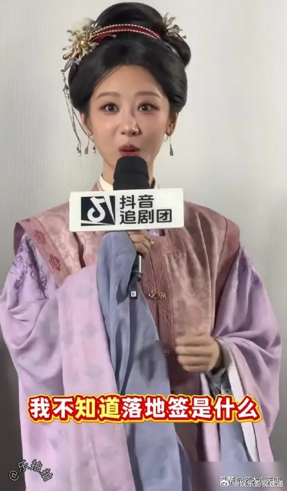 杨紫，一年只接一个综艺。当同行在综艺里刷脸时，她把自己“锁”进了剧组《国色芳华》