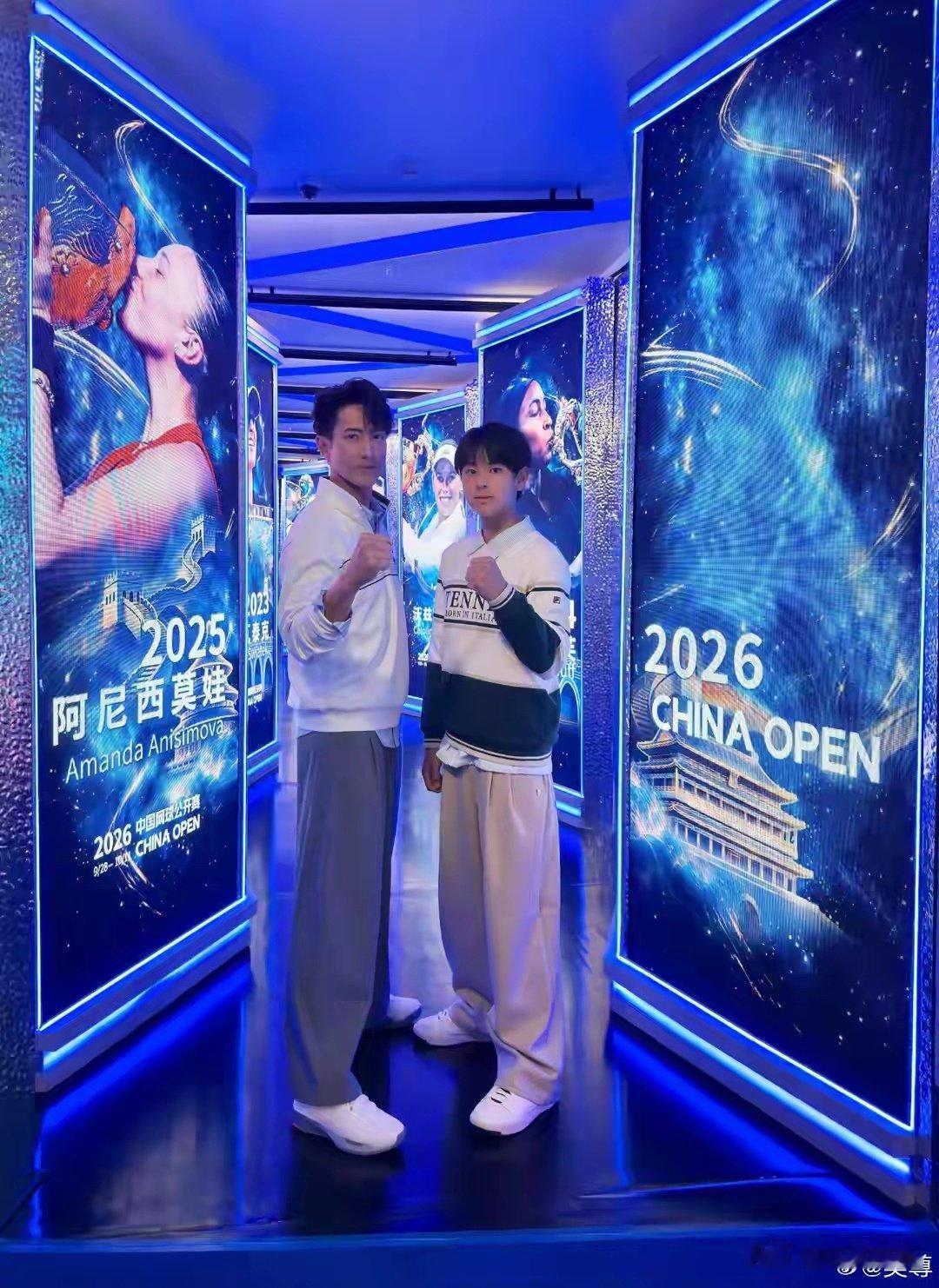 吴尊带儿子追星郑钦文，14岁小儿子彻底长开，身高近175cm！​
