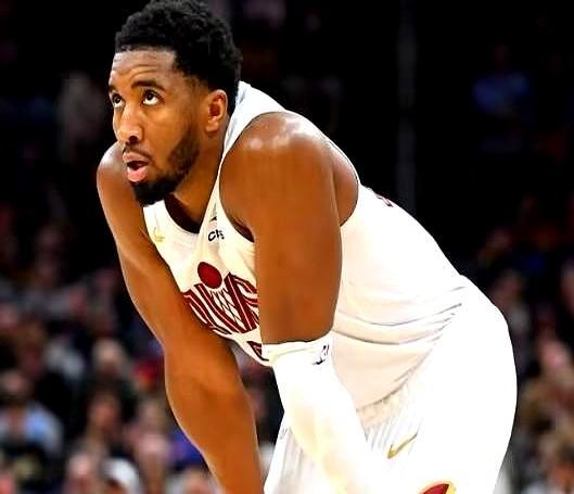 29分也进不了首发米切尔刷到东部后卫得分第三，骑士24胜20负排第7，首发