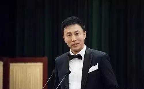 1998年张艺谋带着30多人访美，期间找到王洛勇，想观看他主演的歌剧《西贡小姐》
