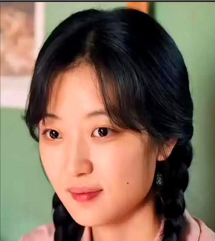 化妆师老李砸下酒杯吼道，别信电视滤镜，你们眼里的圆脸甜妹孙千，真人瘦得像把刀。