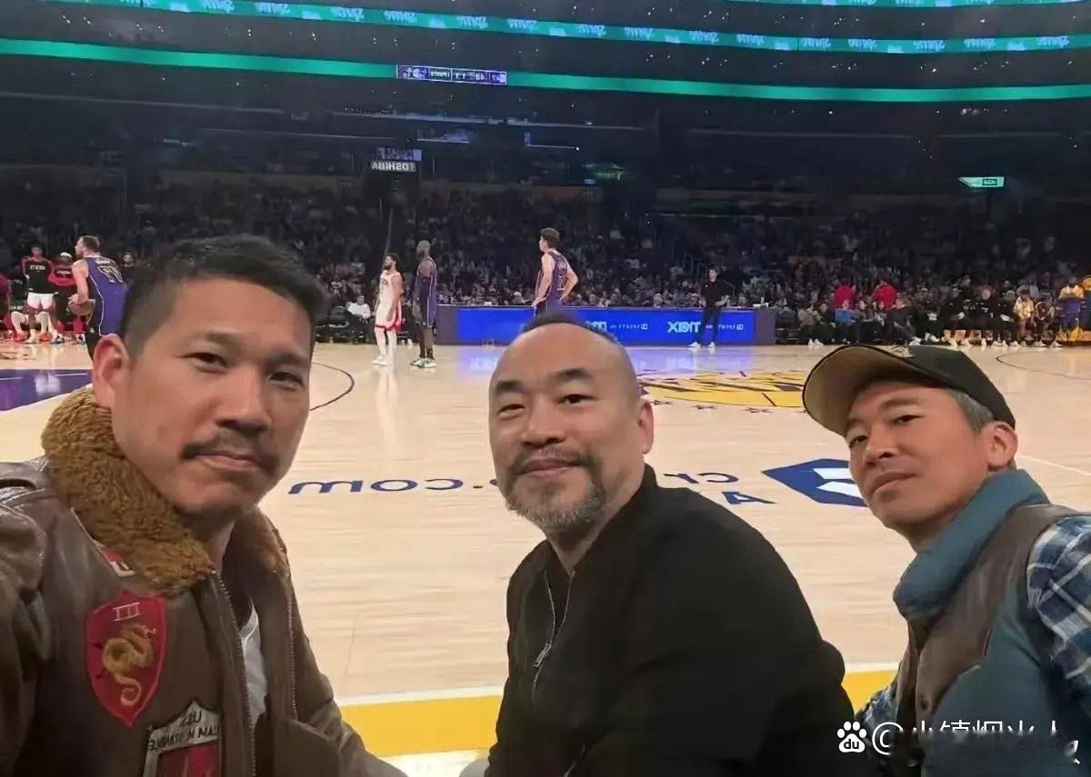 好久没露面的黄立行，看起来老了好多，两鬓都花白了不少，不过精气神还是很足，看来跟