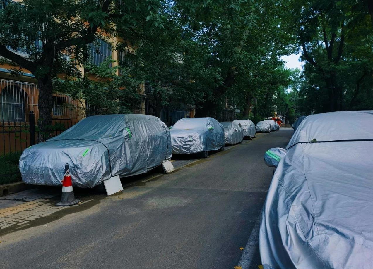 北京奇观之一：被捆死的车…帝都人民出行确实方便，地铁千万条，方便第一条！所以