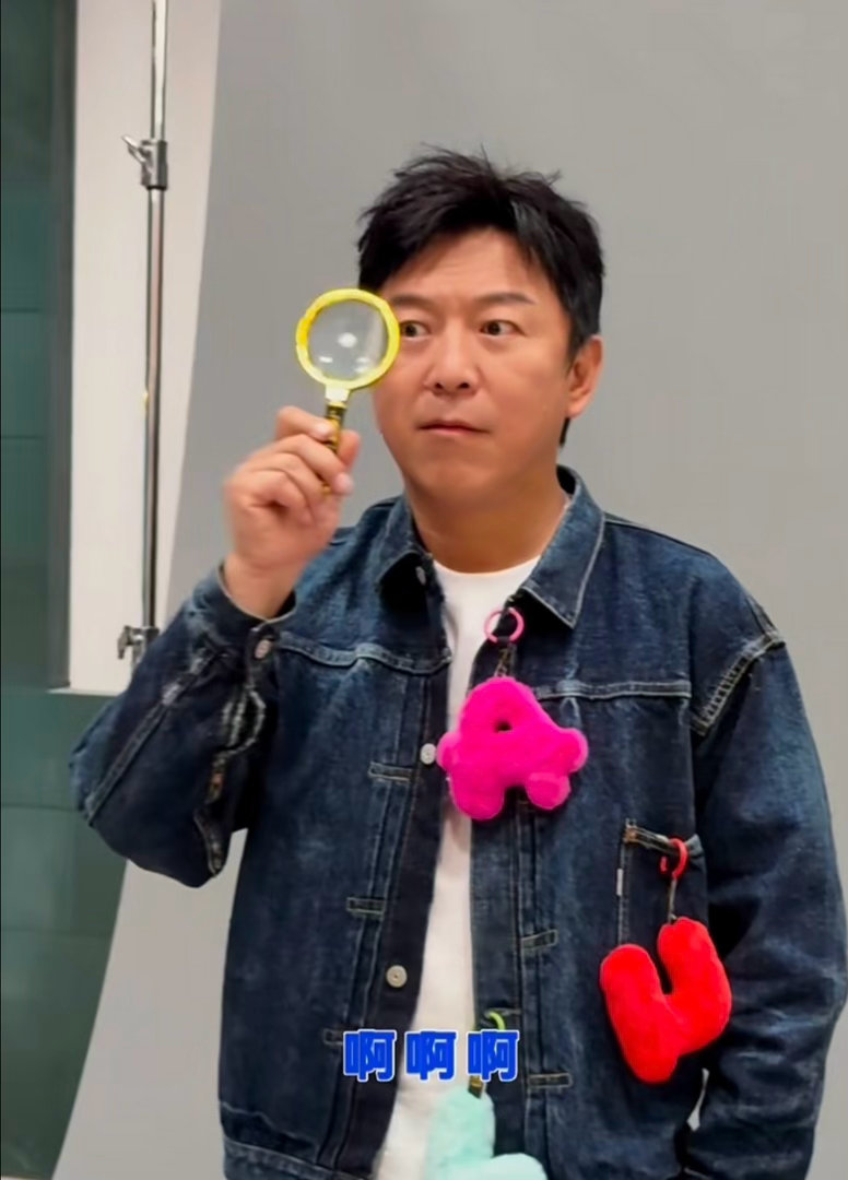 黄渤骨折还在录喜单总决赛手臂打上石膏也不肯缺席录制，足以看出黄渤对这档喜剧节目