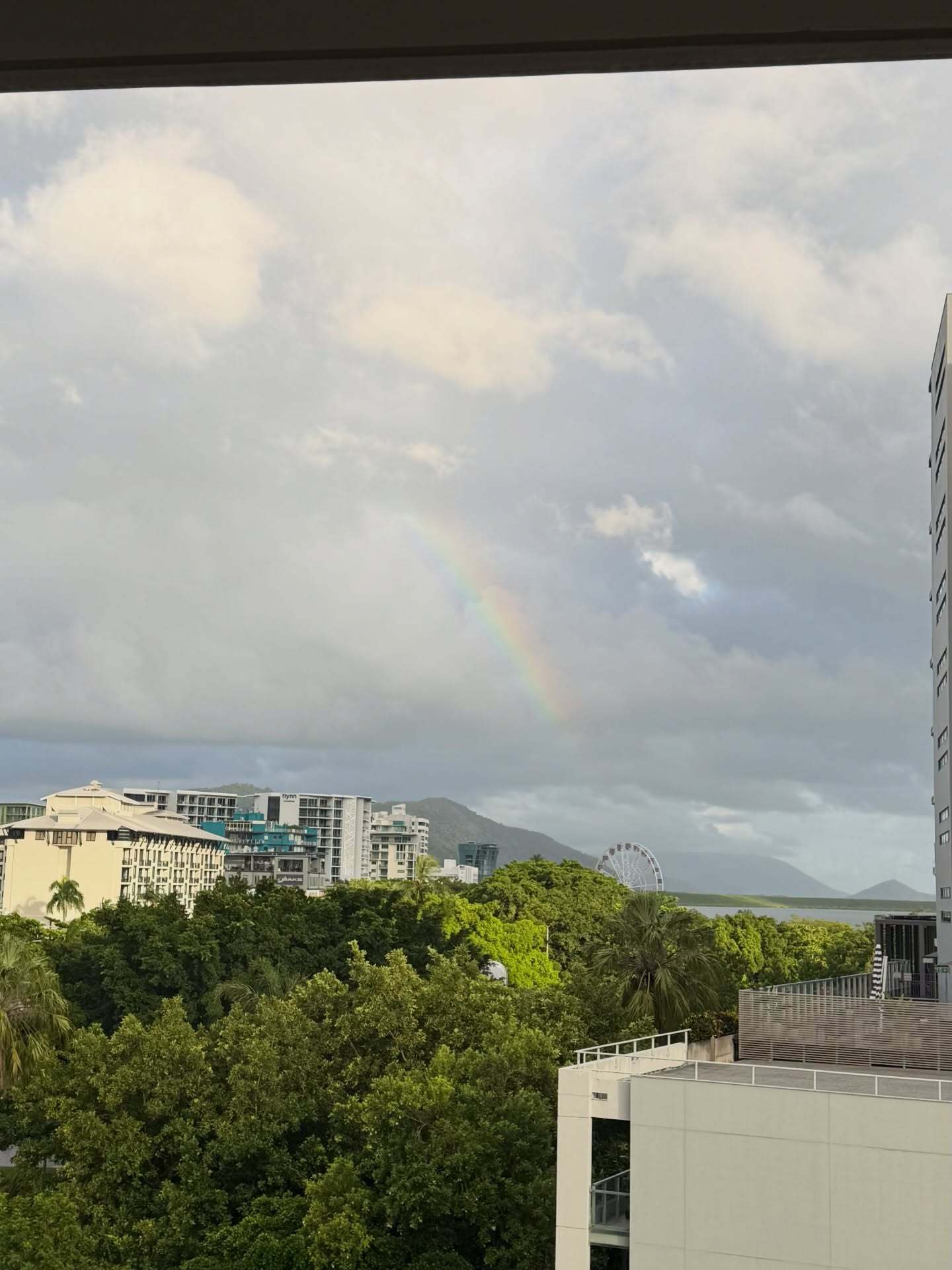 鈴本美愉「朝イチ虹🌈いい日になりそう。おはよう~」