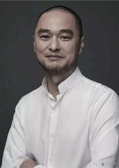 冯唐说："没事不要和任何人搅和在一起，什么聚会，什么闲聊，能免就免，能推就推。聊