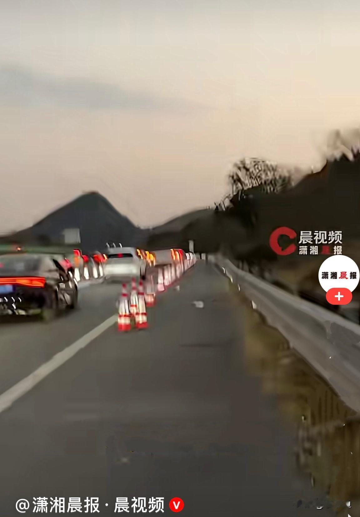 哈哈，真是“人在囧途”……春节过后返程高峰，广连高速开启堵车模式，李女士一家车