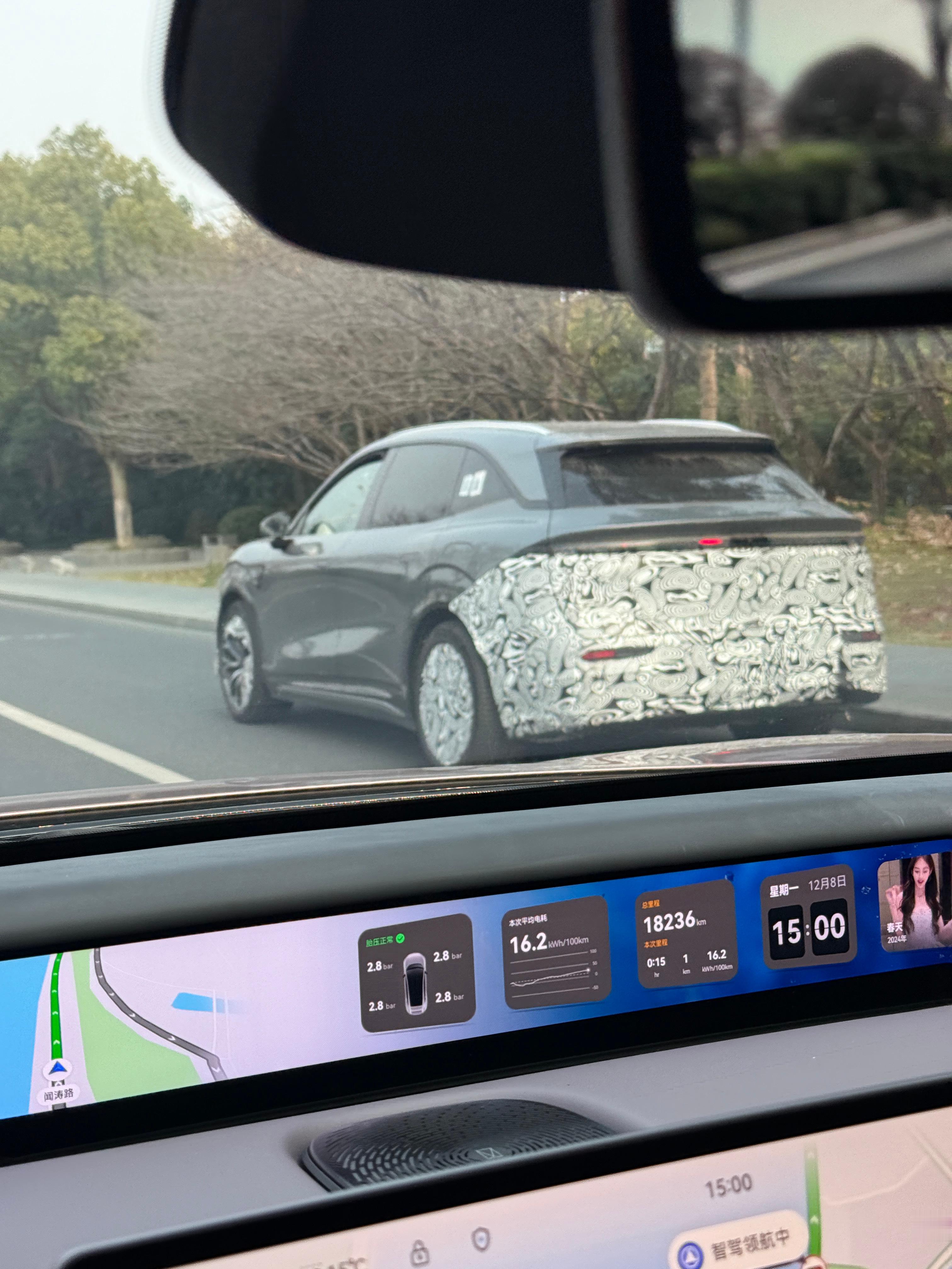 路遇一辆看似伪装车，但又漏出品牌标识的极氪伪装车一辆中大型SUV，难道是8X？