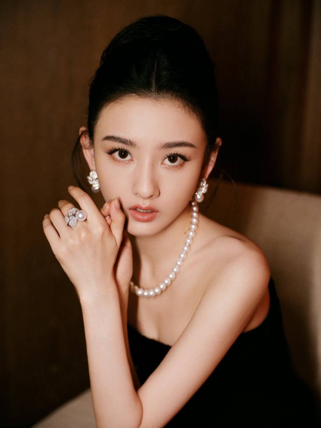 宋祖儿抹胸黑裙look宋祖儿珍珠项链宋祖儿抹胸黑裙搭配珍珠项链看得出宋祖儿是公主