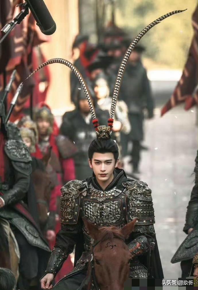 同样是化妆，女明星叫“精致”，男明星就成了“粉底液将军”——这双标，你服不服？