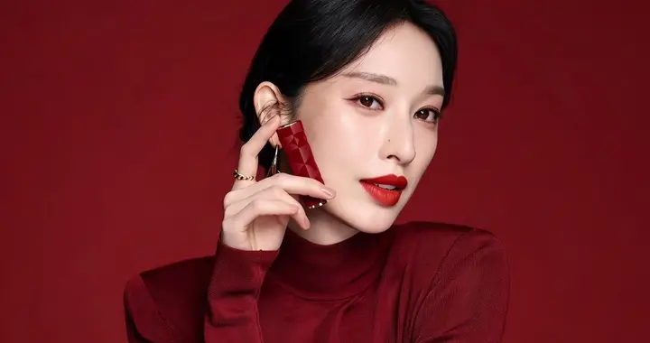 张俪笑起来温婉又迷人, 一身红装加持, 尽显东方女子的风情!