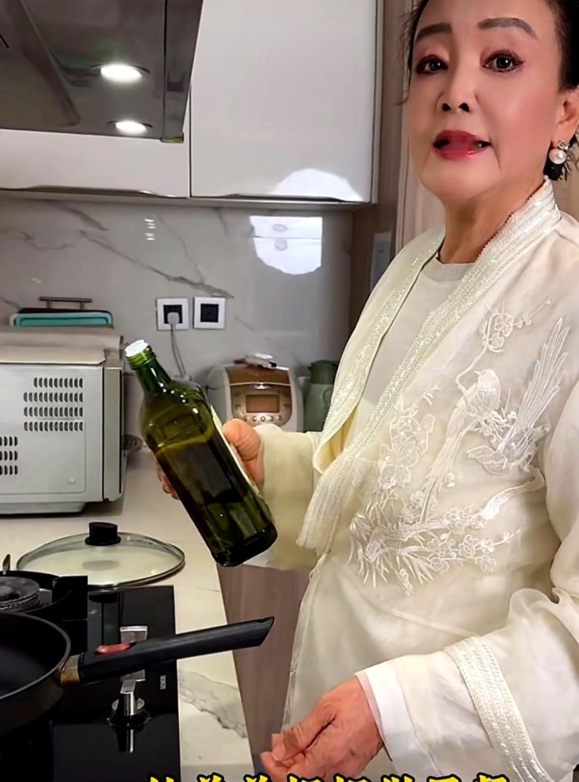 儿子在前妻那儿丢的面子，都被张兰在直播间里，一单单卖成了银子。你以为她在直播间