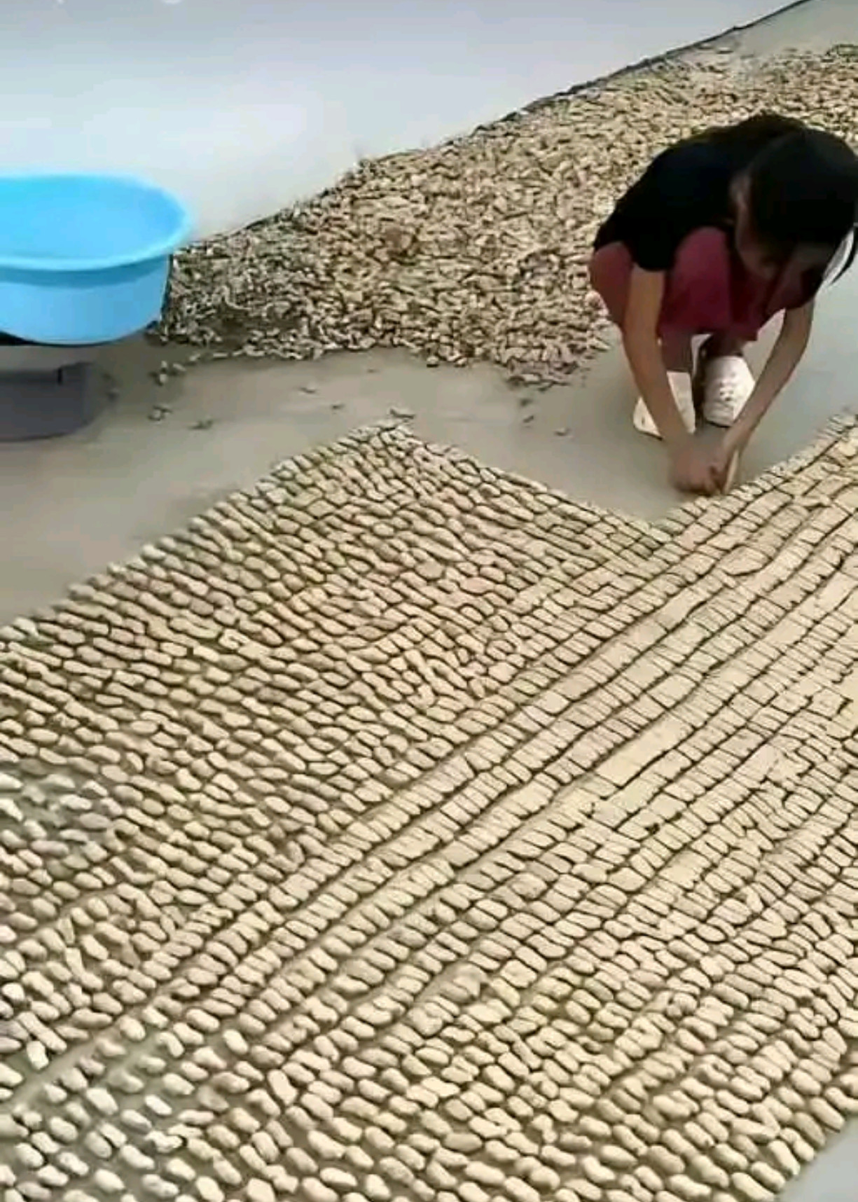 这小女孩做了很多人不敢做的事​​​