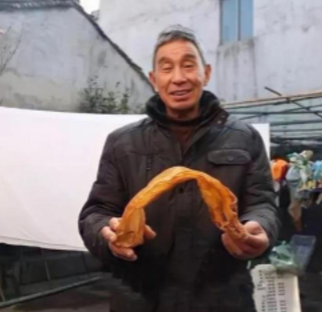 1981年，宁波一位渔民在杀鱼时意外从鱼肚里挖出3斤鱼鳔，结果放了35年后，一位