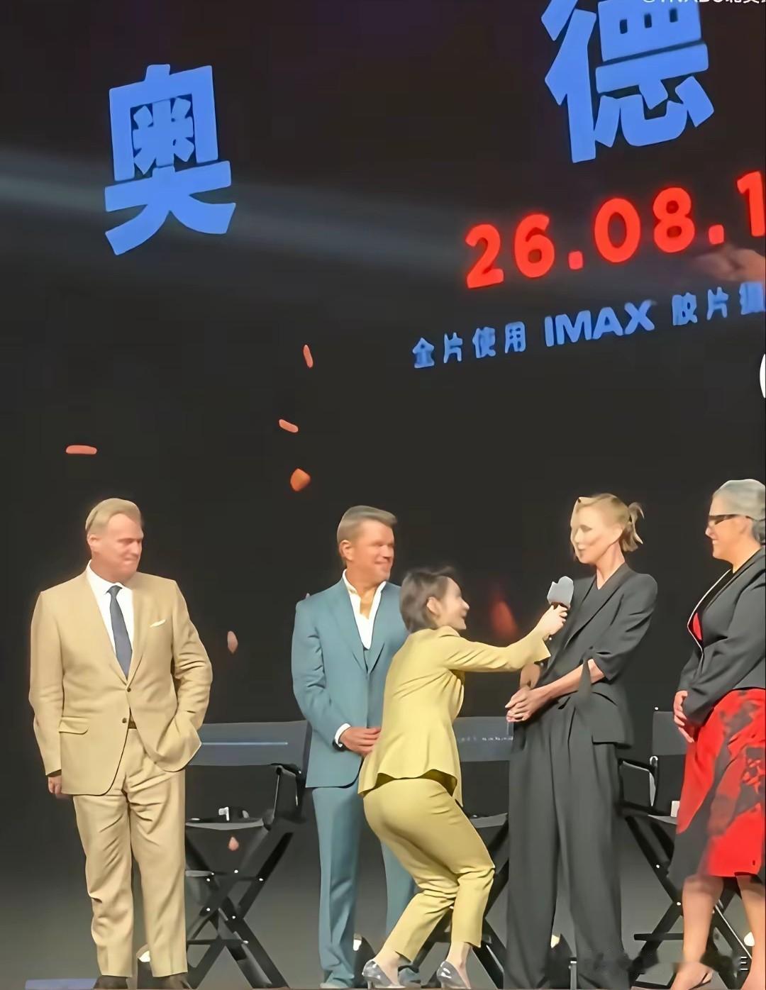 陈璇的这个采访姿势，应该是现场导演的要求，大家还是宽容一点吧！这两天主持人陈