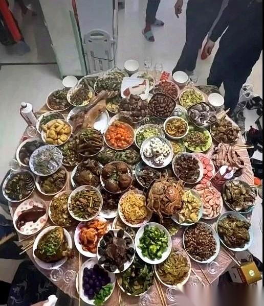 说真的，这桌菜一上来，我第一反应不是饿，是懵了。这不是吃饭，这是阅兵吧？每一