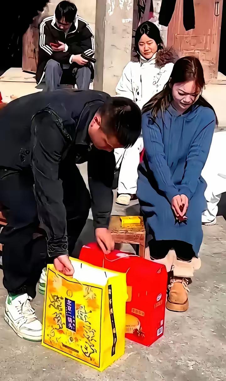 相亲被拒后折返拿礼物，是小气还是真性情？小伙子拎着几百块礼物去相亲，被女方一