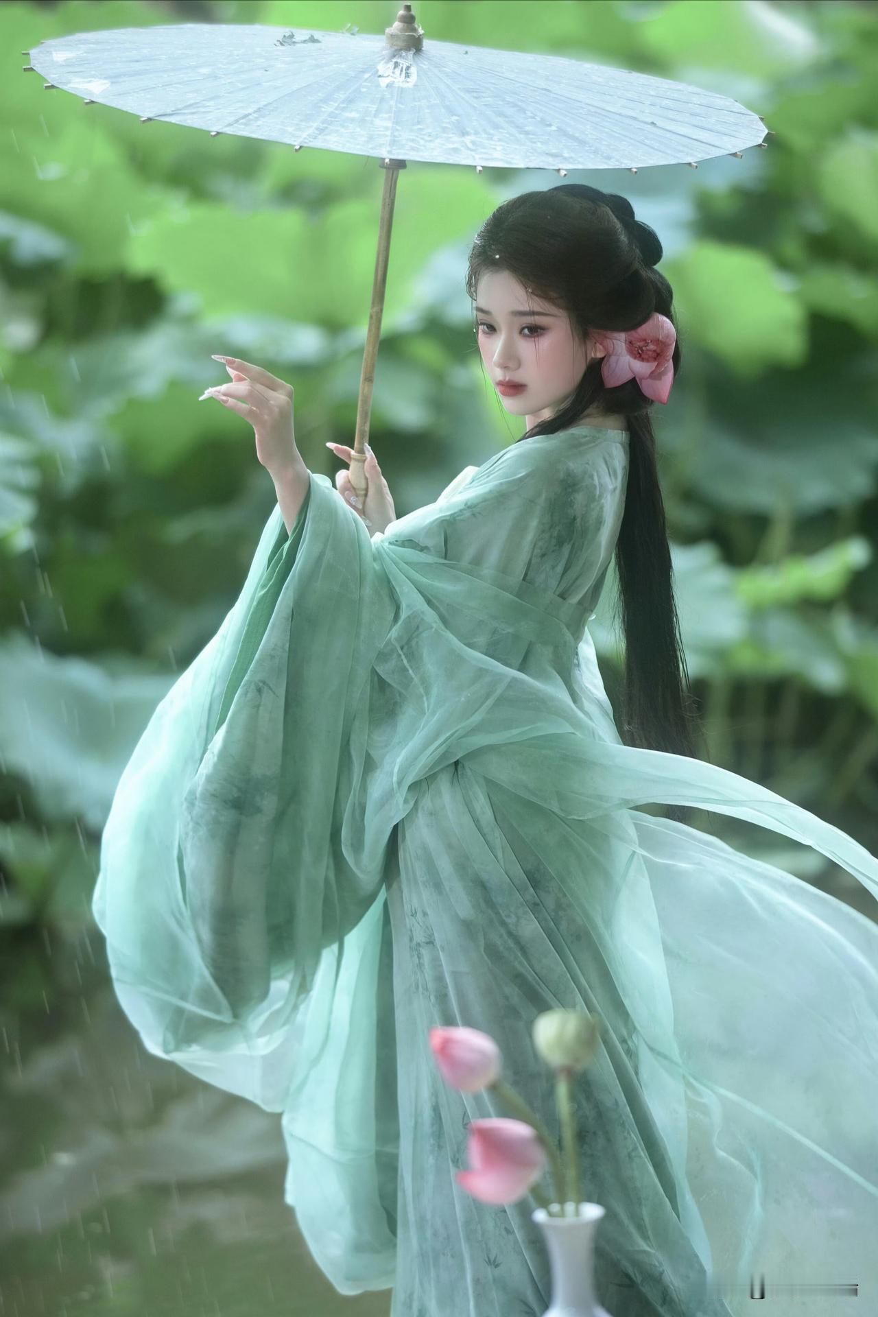 烟雨荷塘，青衫执伞。风动罗裙，花落眉间，尽显江南温婉。​​​