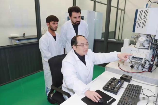 这个就有点离谱了！江苏科技大学首席科学家的郭伟竟然是高中学历，高端学历和学术都是