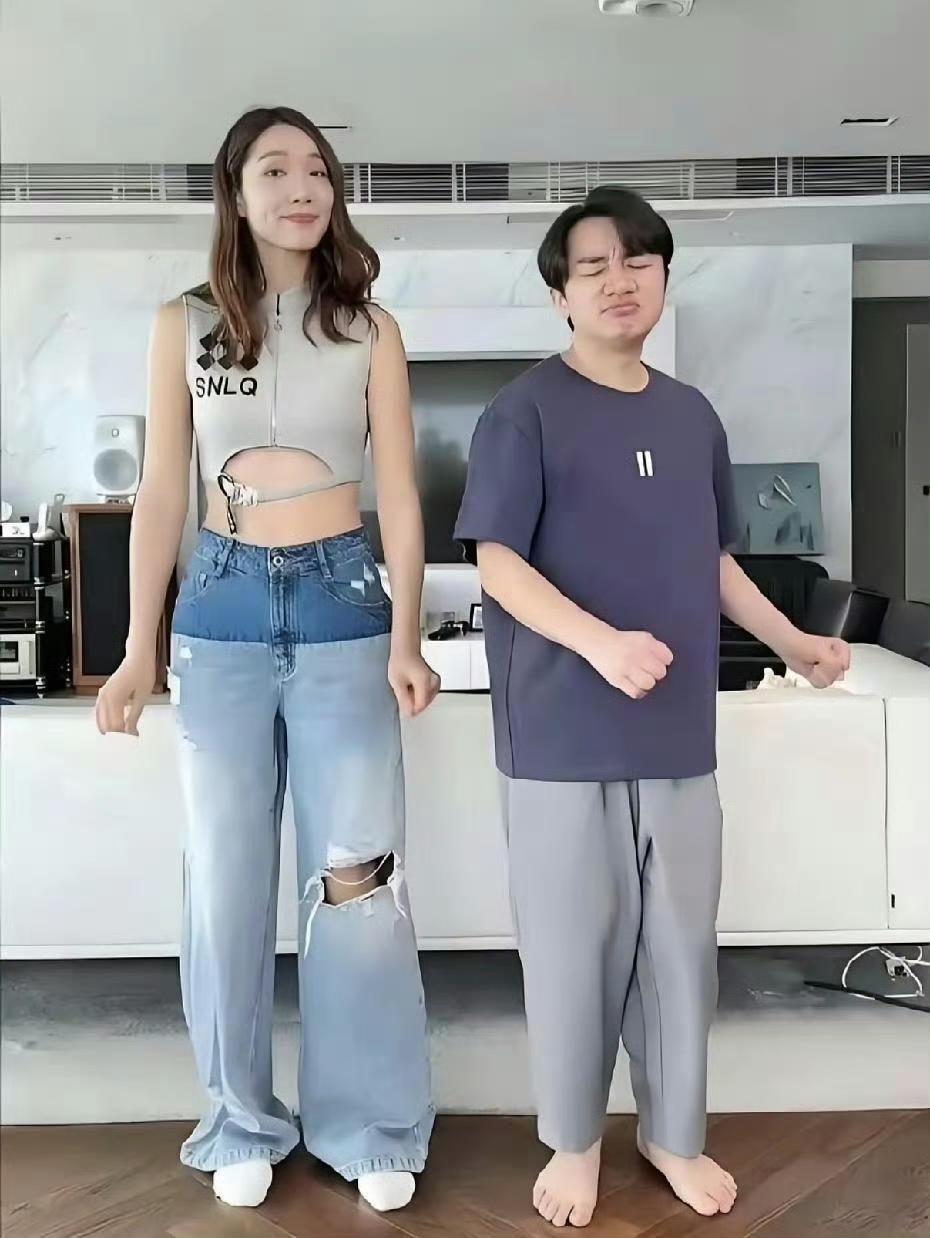 王祖蓝：老婆，你这裤子穿我身上怎么像偷穿大人衣服的小孩？李亚男：那你穿我这件